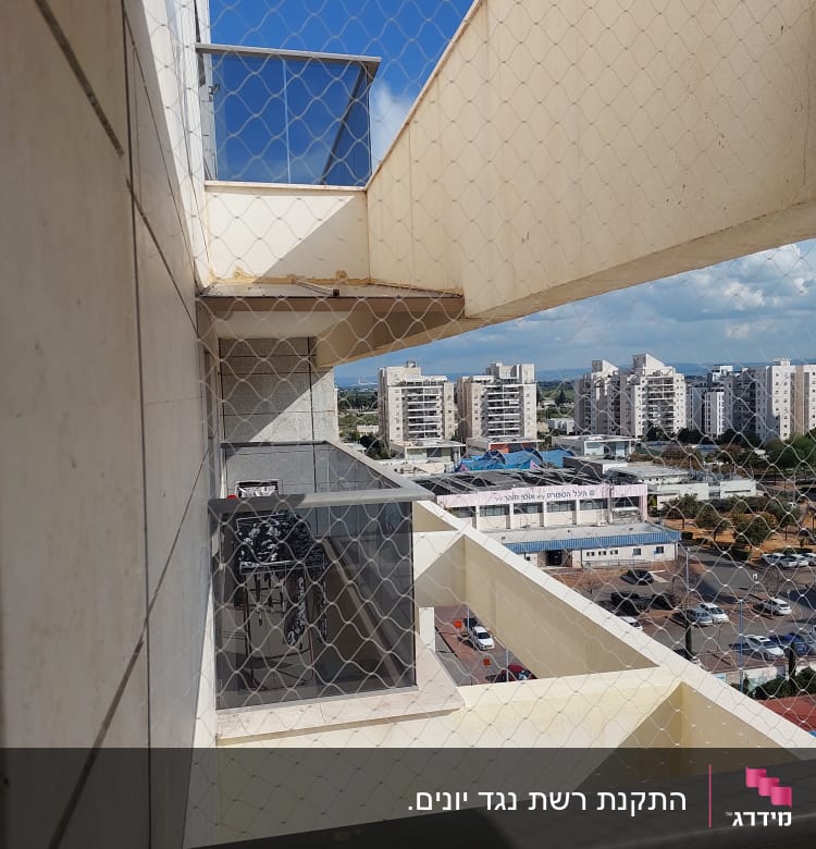 רשת למניעת כניסת יונים במרפסת בניין